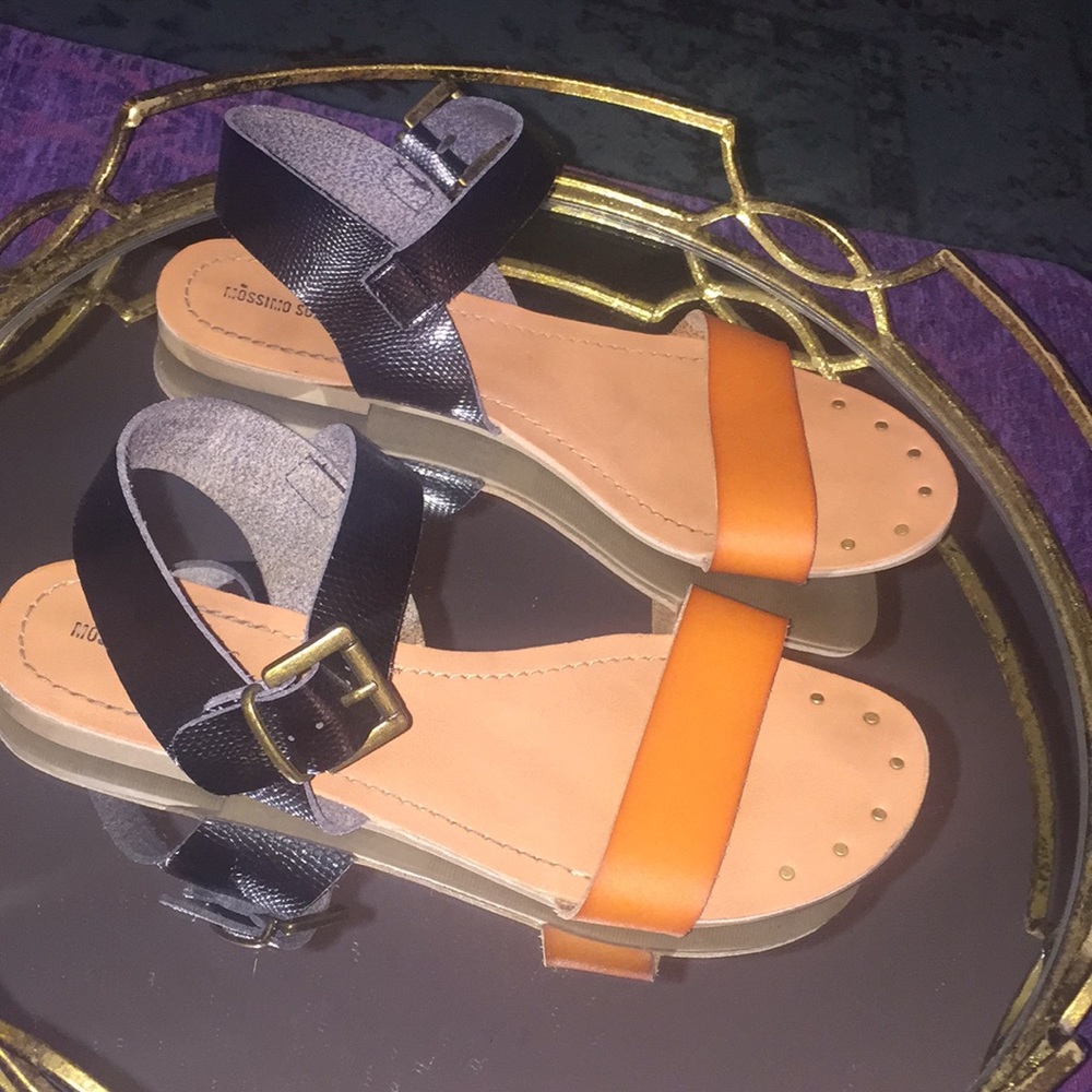 Flat leather sandals